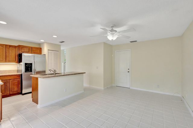 9 Admirals Court, Palm Beach Gardens, FL 33418