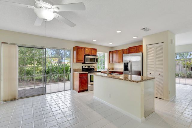 9 Admirals Court, Palm Beach Gardens, FL 33418