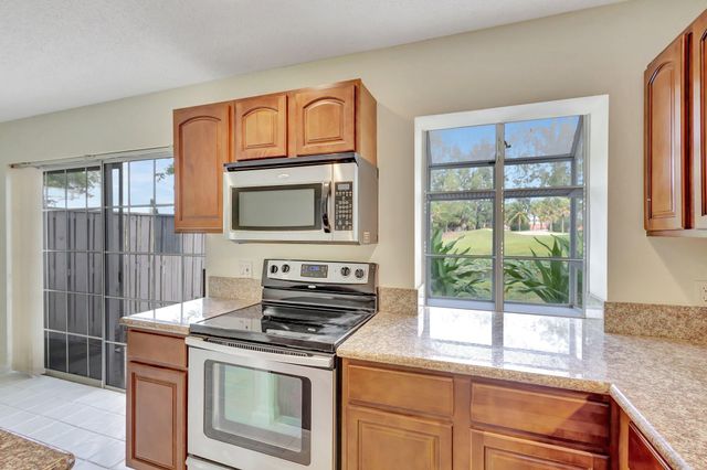 9 Admirals Court, Palm Beach Gardens, FL 33418