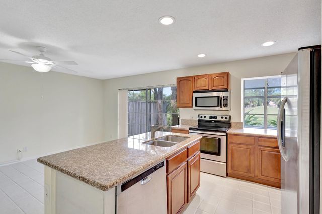 9 Admirals Court, Palm Beach Gardens, FL 33418