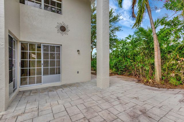 9 Admirals Court, Palm Beach Gardens, FL 33418