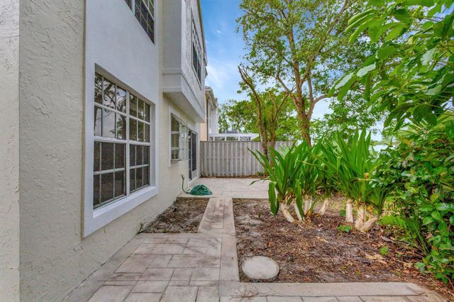 9 Admirals Court, Palm Beach Gardens, FL 33418