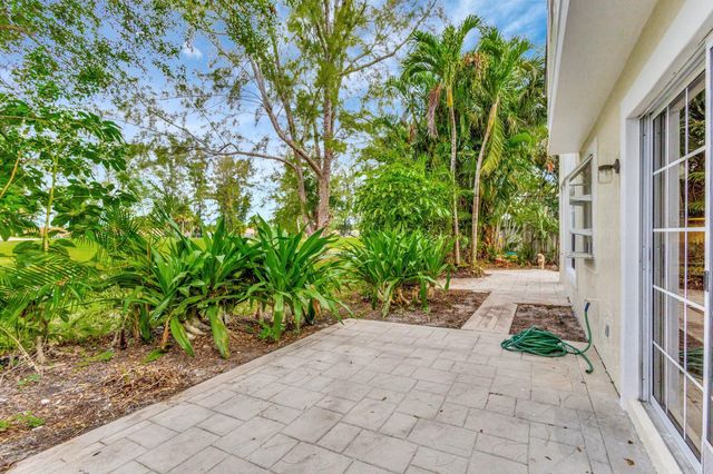 9 Admirals Court, Palm Beach Gardens, FL 33418