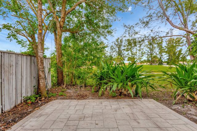 9 Admirals Court, Palm Beach Gardens, FL 33418