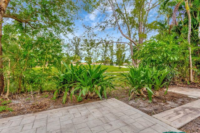 9 Admirals Court, Palm Beach Gardens, FL 33418