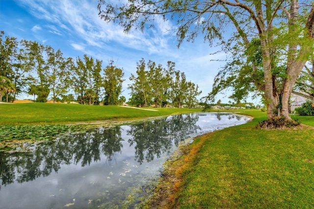 9 Admirals Court, Palm Beach Gardens, FL 33418