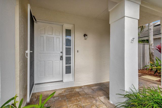 9 Admirals Court, Palm Beach Gardens, FL 33418