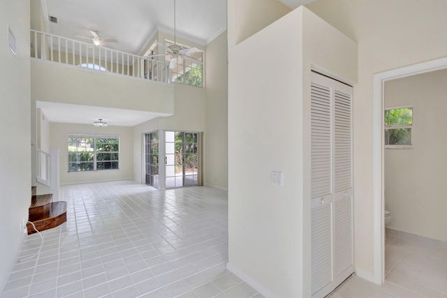 9 Admirals Court, Palm Beach Gardens, FL 33418