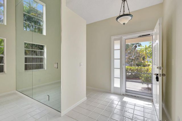 9 Admirals Court, Palm Beach Gardens, FL 33418