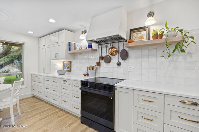 7701 E Knollwood Circle, Tucson, AZ 85750