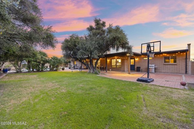 7701 E Knollwood Circle, Tucson, AZ 85750