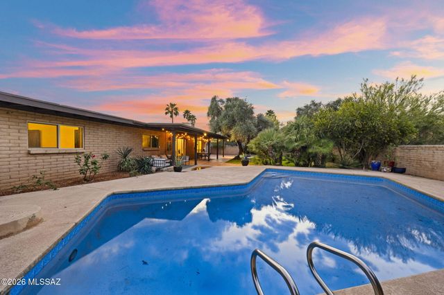 7701 E Knollwood Circle, Tucson, AZ 85750