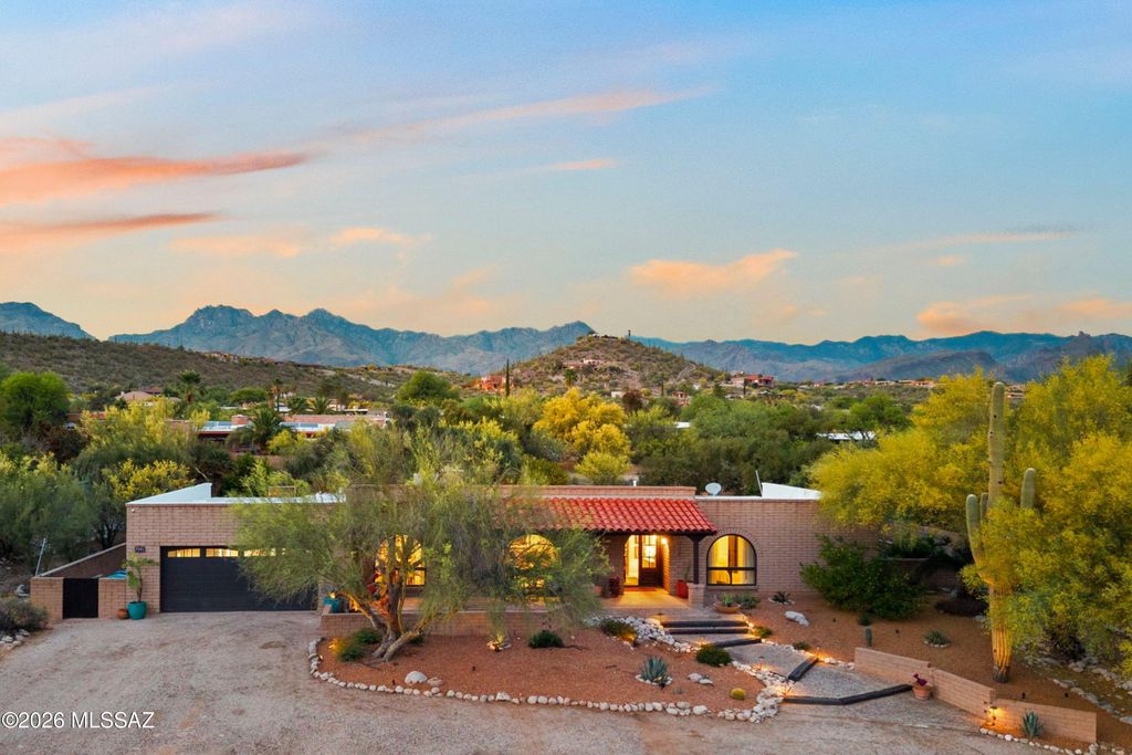 7701 E Knollwood Circle, Tucson, AZ 85750