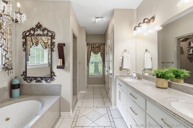 9952 E Shadowlake Drive, Claremore, OK 74017