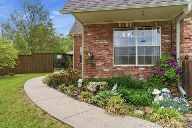 9952 E Shadowlake Drive, Claremore, OK 74017
