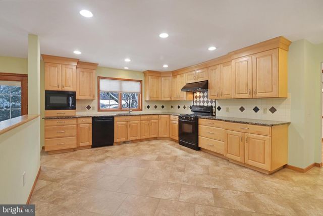 5 MARY CT, Cranbury, NJ 08512