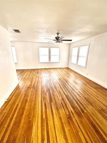 589 N Chambers ST, Giddings, TX 78942