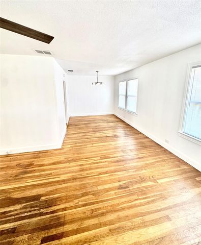 589 N Chambers ST, Giddings, TX 78942