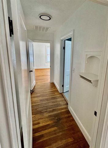 589 N Chambers ST, Giddings, TX 78942