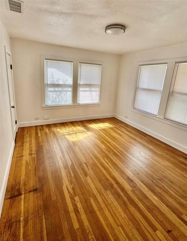 589 N Chambers ST, Giddings, TX 78942