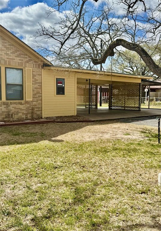589 N Chambers ST, Giddings, TX 78942