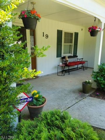 19 Berkeley Ter, Livingston Twp., NJ 07039