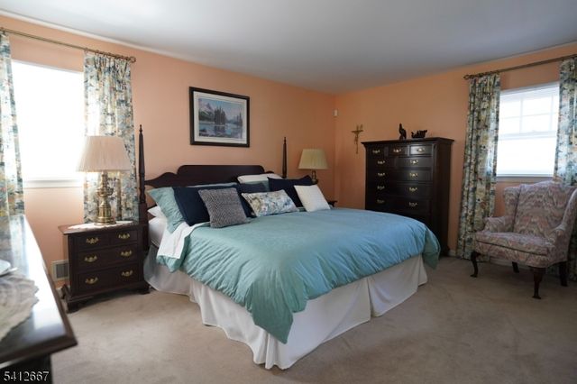 19 Berkeley Ter, Livingston Twp., NJ 07039