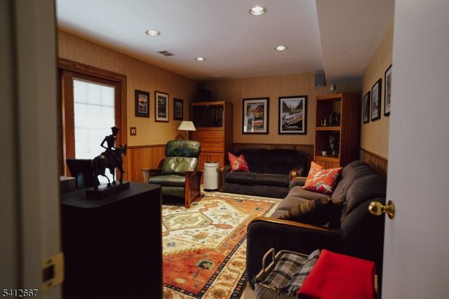 19 Berkeley Ter, Livingston Twp., NJ 07039