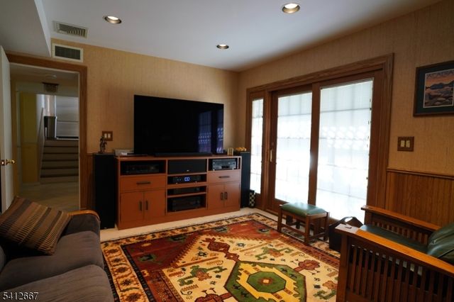 19 Berkeley Ter, Livingston Twp., NJ 07039