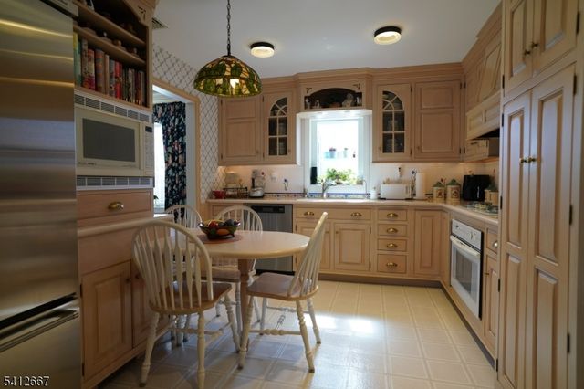 19 Berkeley Ter, Livingston Twp., NJ 07039