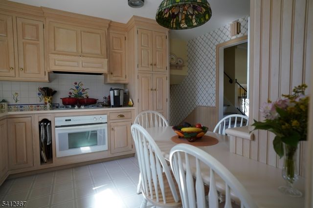 19 Berkeley Ter, Livingston Twp., NJ 07039