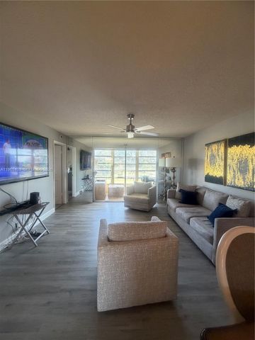 9201 Sunrise Lakes Boulevard 302, Sunrise, FL 33322