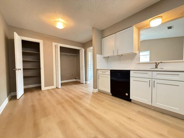 803 Country Aire DR A, Round Rock, TX 78664