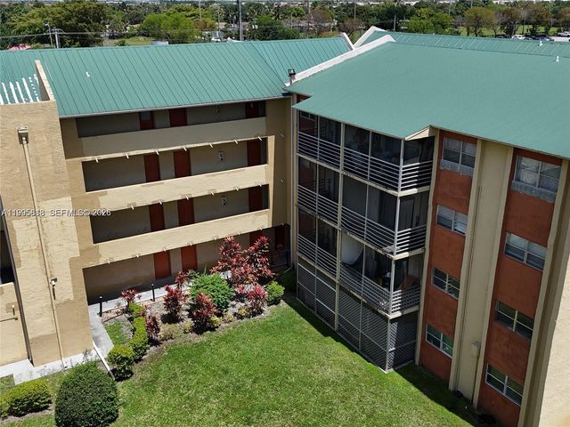 3700 NW 21st St 401, Lauderdale Lakes, FL 33311