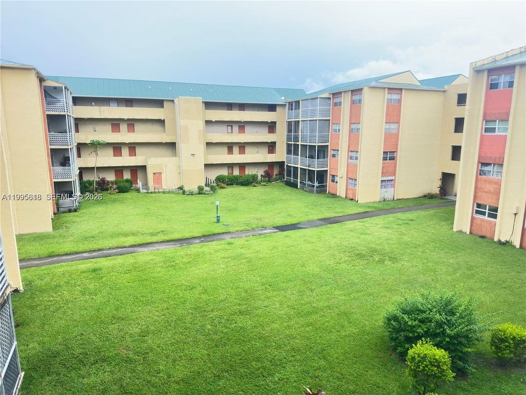 3700 NW 21st St 401, Lauderdale Lakes, FL 33311