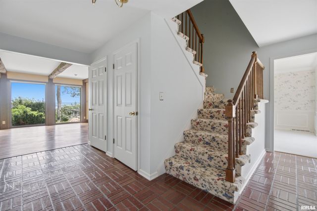 6922 N SKYLINE Drive, Peoria, IL 61614
