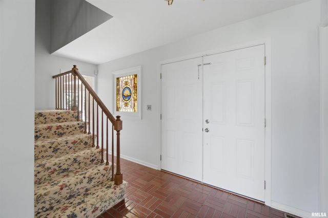 6922 N SKYLINE Drive, Peoria, IL 61614