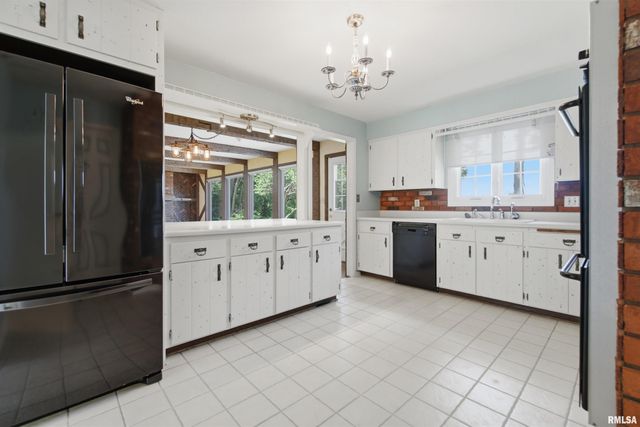 6922 N SKYLINE Drive, Peoria, IL 61614