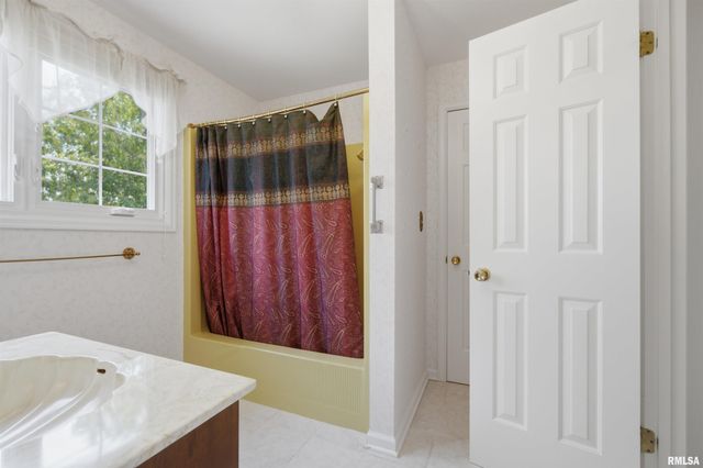 6922 N SKYLINE Drive, Peoria, IL 61614