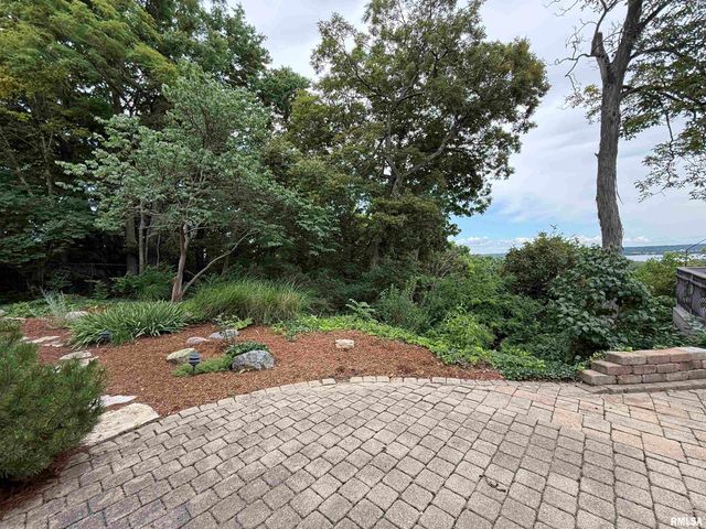 6922 N SKYLINE Drive, Peoria, IL 61614