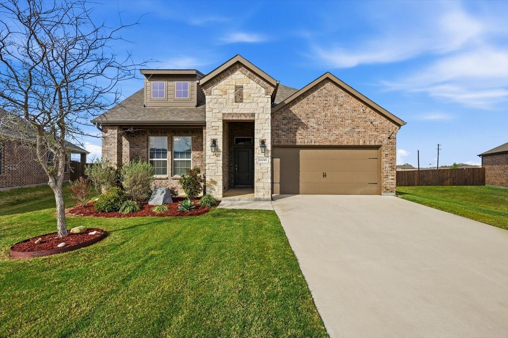 11249 Canyon Mine Drive, Aubrey, TX 76227