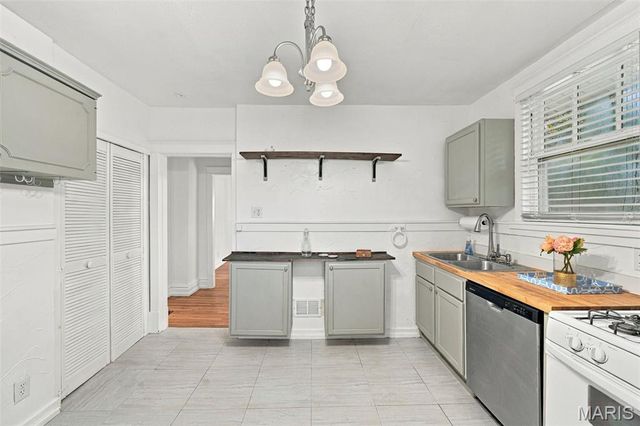 99 Sandau Avenue, Webster Groves, MO 63119