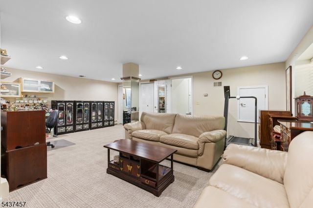 19 Schindler Dr, Rockaway Twp., NJ 07866
