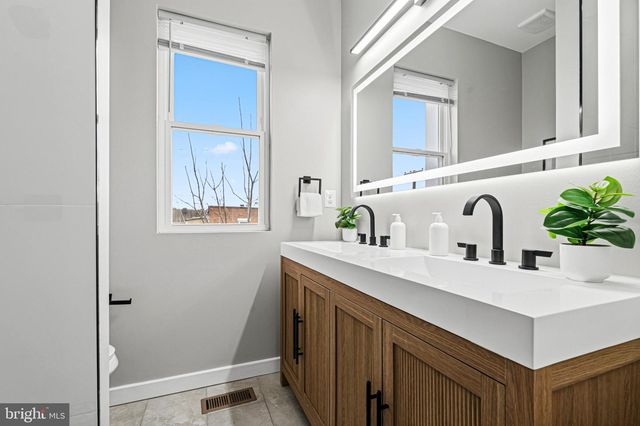 2906 CLIFTON AVE, Baltimore, MD 21216