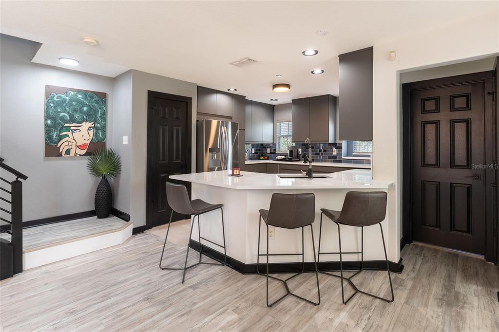 Image 2 of property listing at 528 VINCINDA CREST WAY, Tampa, FL 33619