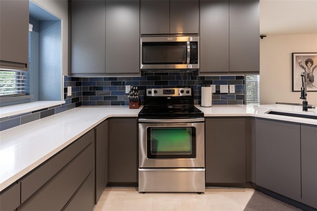 Image 12 of property listing at 528 VINCINDA CREST WAY, Tampa, FL 33619