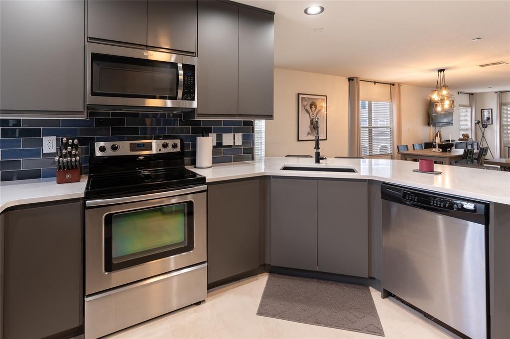 Image 13 of property listing at 528 VINCINDA CREST WAY, Tampa, FL 33619