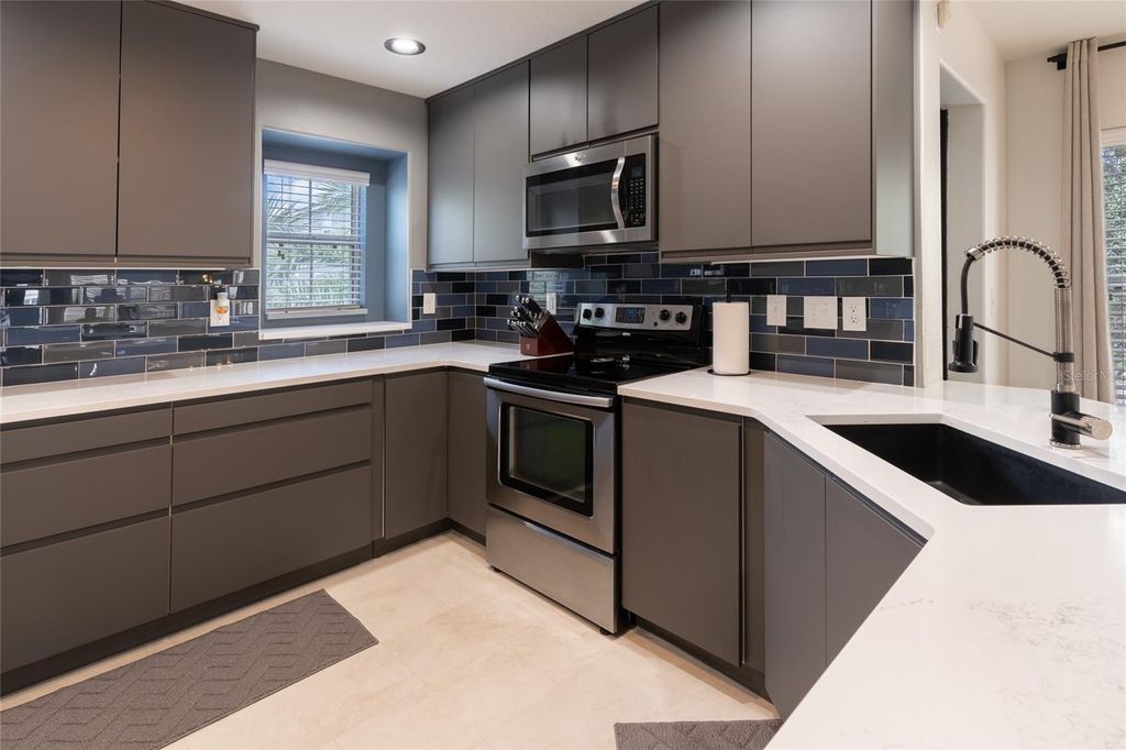 Image 3 of property listing at 528 VINCINDA CREST WAY, Tampa, FL 33619
