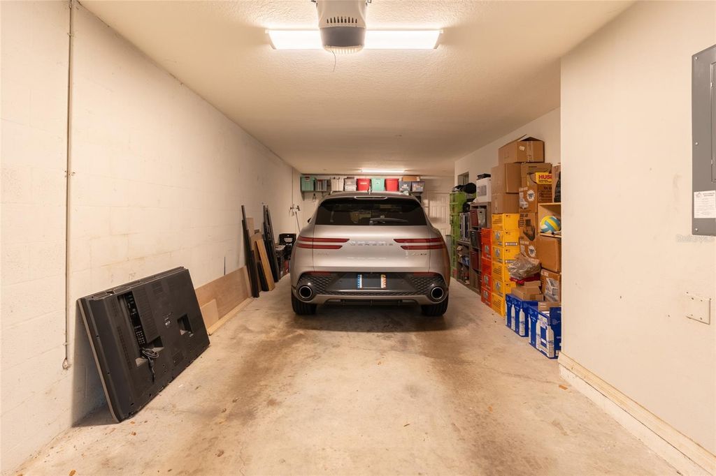 Image 37 of property listing at 528 VINCINDA CREST WAY, Tampa, FL 33619
