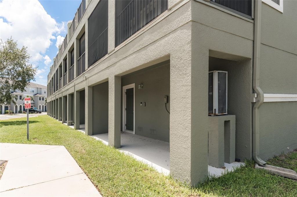 Image 40 of property listing at 528 VINCINDA CREST WAY, Tampa, FL 33619